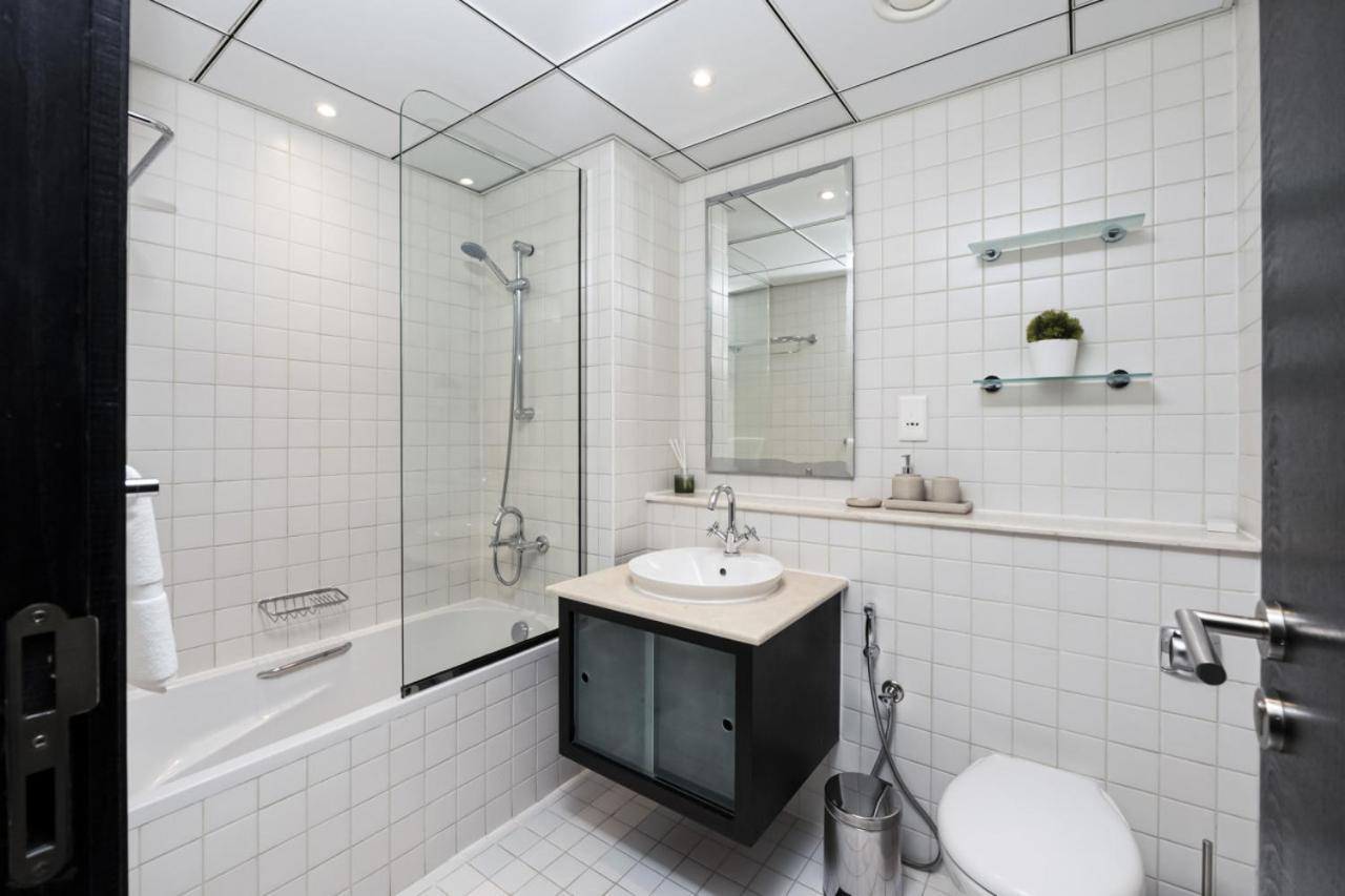 Luxurious Waterfront At Al Majara Marina Apartment *